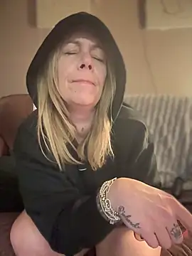 Snapshot of blondebitch2 chatting on February 6, 3:59 am blondebitch2 online show from February 6, 3:59 am