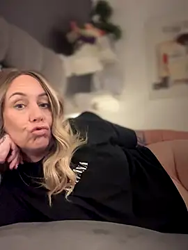 blondebitch2 online show from November 15, 3:19 pm