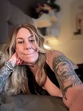 blondebitch2 online show from November 18, 10:31 am