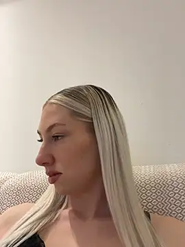 Snapshot of LuisaBecker chatting on March 10, 5:18 pm LuisaBecker online show from March 10, 5:18 pm