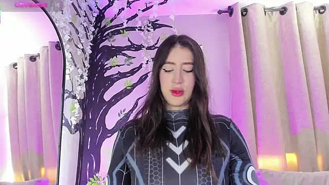  AlejaCruz  online show from November 13, 6:40 pm