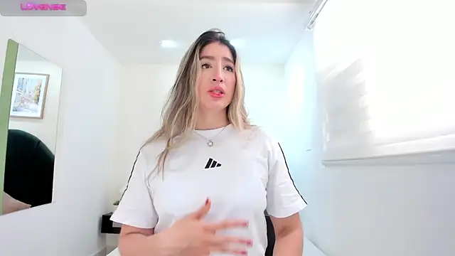 Snapshot of _AlejaCruz_ chatting on May 3, 5:41 pm AlejaCruz online show from May 3, 5:41 pm