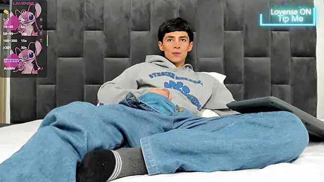 Snapshot of Adam_Clay21 chatting on March 5, 4:13 pm Adam Clay21 online show from March 5, 4:13 pm