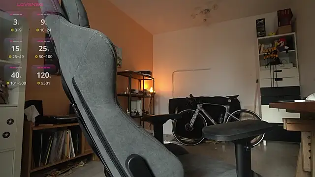 Snapshot of MagicFemboy chatting on February 4, 10:54 am MagicFemboy online show from February 4, 10:54 am