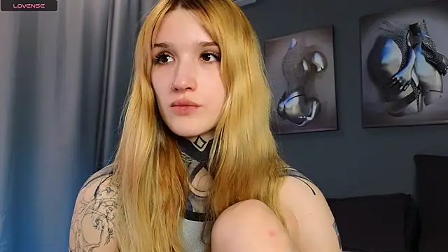 SophieInkk online show from March 3, 9:05 pm