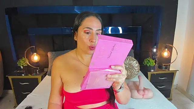 Snapshot of MayraVegas chatting on February 19, 1:06 pm MayraVegas online show from February 19, 1:06 pm