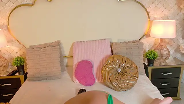 Snapshot of MayraVegas chatting on February 25, 2:05 pm MayraVegas online show from February 25, 2:05 pm