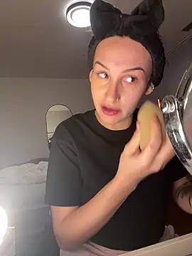 Snapshot of TheDirtyKiiwi chatting on December 18, 7:47 am TheDirtyKiiwi online show from December 18, 7:47 am