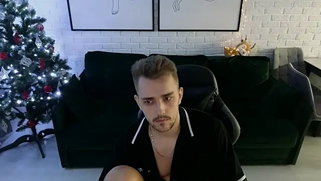 Snapshot of Larstar01 chatting on December 5, 3:37 am Larstar01 online show from December 5, 3:37 am