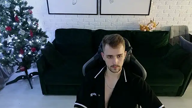 Snapshot of Larstar01 chatting on December 6, 1:29 am Larstar01 online show from December 6, 1:29 am