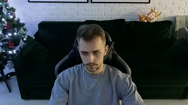 Snapshot of Larstar01 chatting on December 7, 12:52 am Larstar01 online show from December 7, 12:52 am