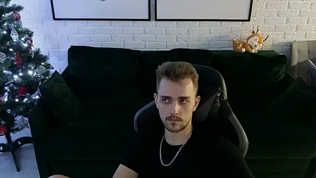 Snapshot of Larstar01 chatting on December 8, 4:25 am Larstar01 online show from December 8, 4:25 am