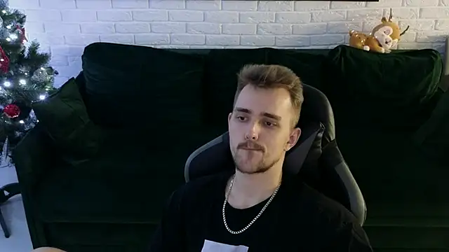 Snapshot of Larstar01 chatting on December 11, 5:00 am Larstar01 online show from December 11, 5:00 am