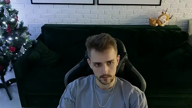 Snapshot of Larstar01 chatting on December 12, 2:26 am Larstar01 online show from December 12, 2:26 am