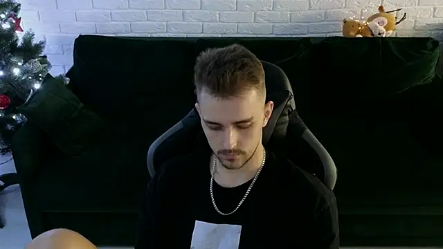 Snapshot of Larstar01 chatting on December 20, 4:42 am Larstar01 online show from December 20, 4:42 am