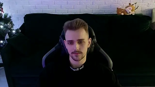 Snapshot of Larstar01 chatting on December 23, 2:24 am Larstar01 online show from December 23, 2:24 am