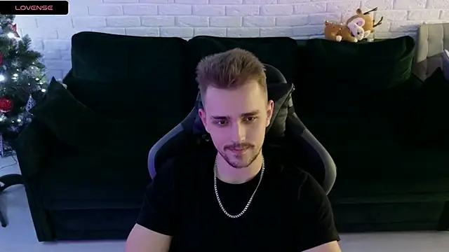 Snapshot of Larstar01 chatting on December 28, 2:43 am Larstar01 online show from December 28, 2:43 am