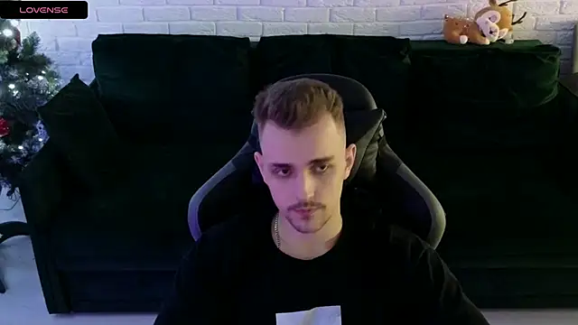 Snapshot of Larstar01 chatting on December 30, 3:36 am Larstar01 online show from December 30, 3:36 am