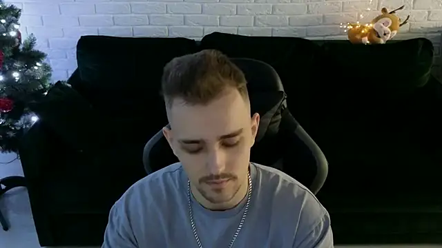 Snapshot of Larstar01 chatting on December 31, 5:07 pm Larstar01 online show from December 31, 5:07 pm