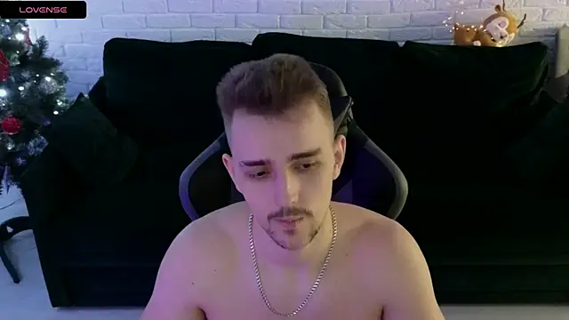 Snapshot of Larstar01 chatting on January 7, 6:16 am Larstar01 online show from January 7, 6:16 am