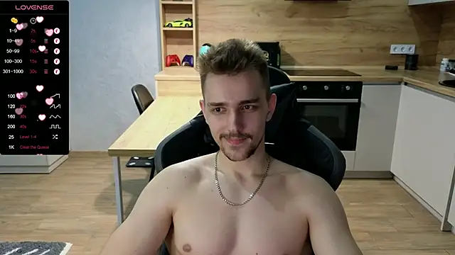 Snapshot of Larstar01 chatting on January 18, 9:02 pm Larstar01 online show from January 18, 9:02 pm