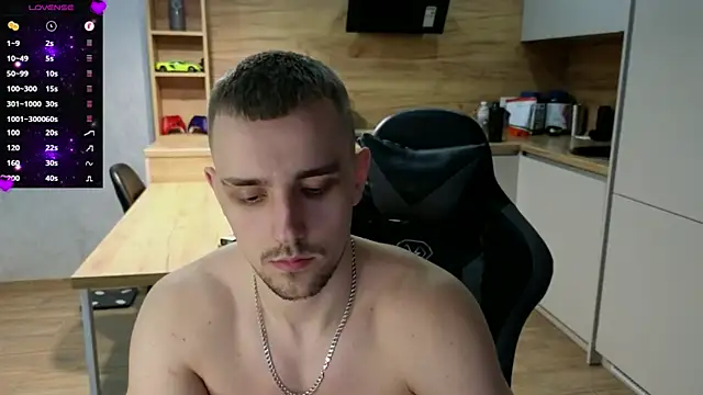 Snapshot of Larstar01 chatting on March 5, 11:38 pm Larstar01 online show from March 5, 11:38 pm