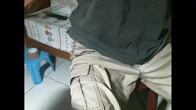 Snapshot of triangle0623 chatting on July 28, 12:48 pm triangle0623 online show from July 28, 12:48 pm