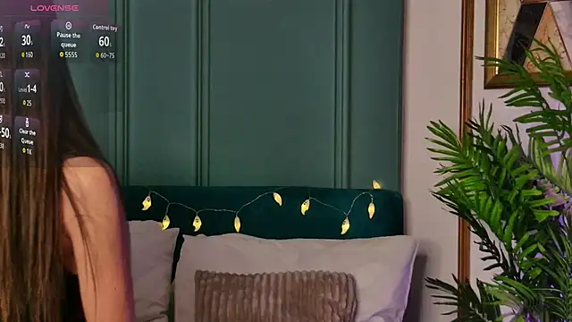 Snapshot of LunaWills_ chatting on October 25, 4:20 am LunaWills online show from October 25, 4:20 am