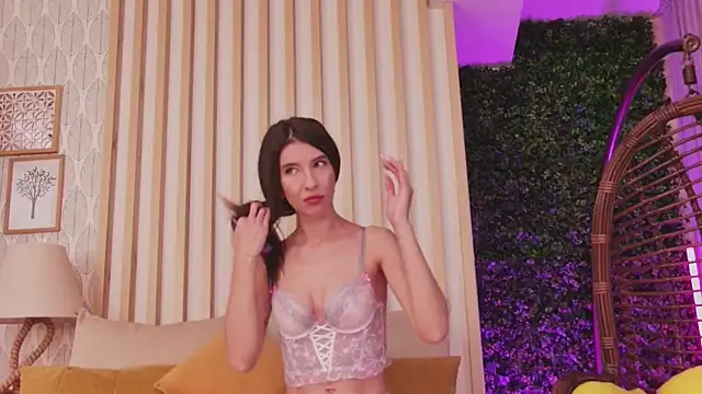 Snapshot of LunaWills_ chatting on November 4, 5:28 am LunaWills online show from November 4, 5:28 am