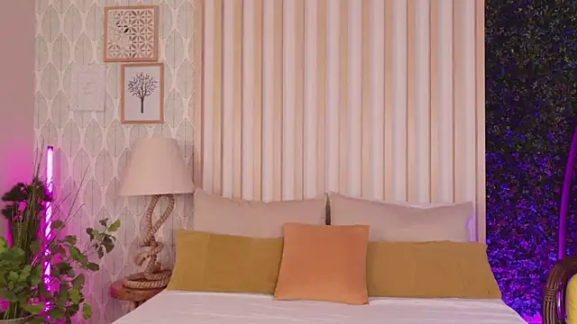 Snapshot of LunaWills_ chatting on November 9, 6:01 am LunaWills online show from November 9, 6:01 am