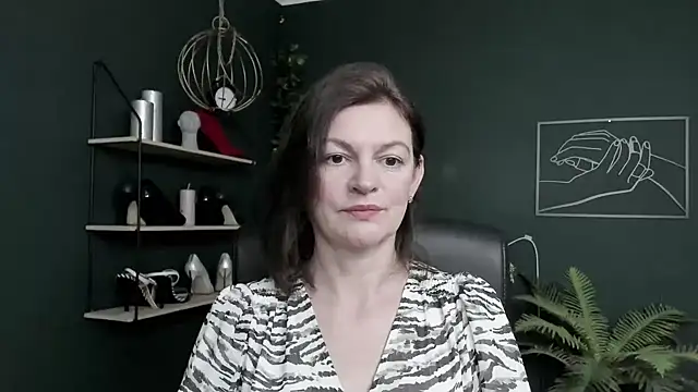 Snapshot of VivianWILD chatting on June 16, 5:32 am VivianWILD online show from June 16, 5:32 am