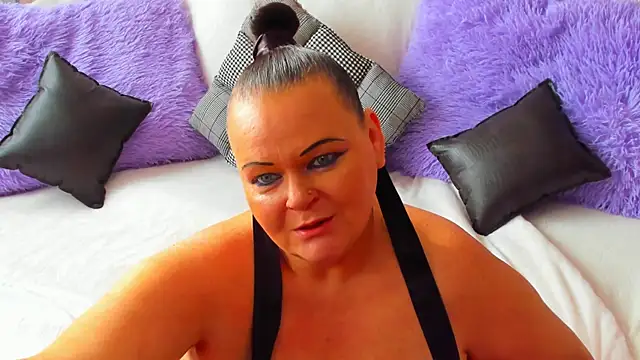 Snapshot of MilanaBiegert chatting on October 1, 8:20 am MilanaBiegert online show from October 1, 8:20 am