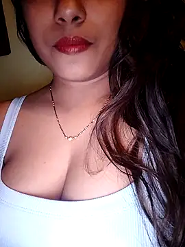 Snapshot of sexyindi_couple chatting on December 29, 2:10 pm sexyindi couple online show from December 29, 2:10 pm