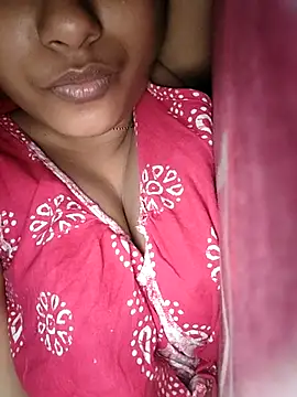 Snapshot of sexyindi_couple chatting on January 6, 2:37 am sexyindi couple online show from January 6, 2:37 am