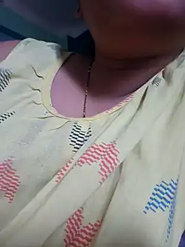 Snapshot of sexyindi_couple chatting on March 2, 5:44 am sexyindi couple online show from March 2, 5:44 am