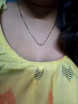 Snapshot of sexyindi_couple chatting on March 5, 12:22 pm sexyindi couple online show from March 5, 12:22 pm