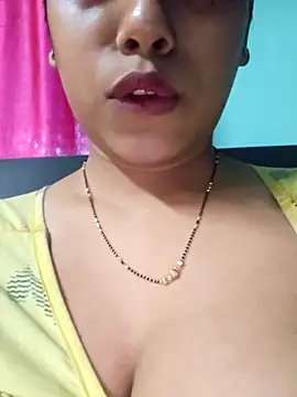 Snapshot of sexyindi_couple chatting on March 21, 8:28 am sexyindi couple online show from March 21, 8:28 am