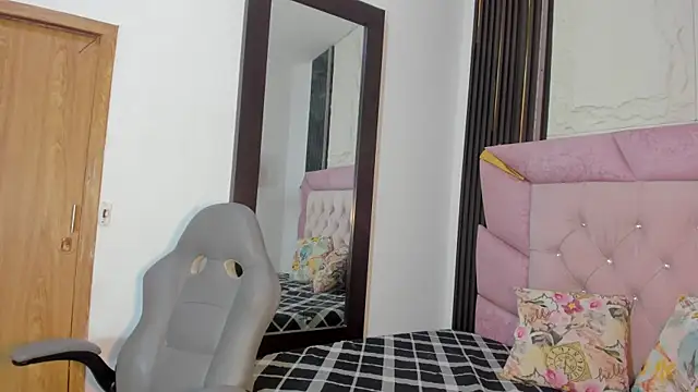 Snapshot of laurem-paulette chatting on November 7, 7:14 pm laurem-paulette online show from November 7, 7:14 pm