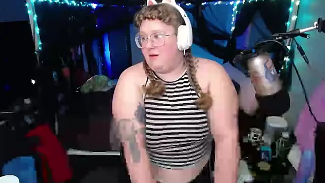 Snapshot of FatVeronica chatting on February 4, 4:15 am FatVeronica online show from February 4, 4:15 am