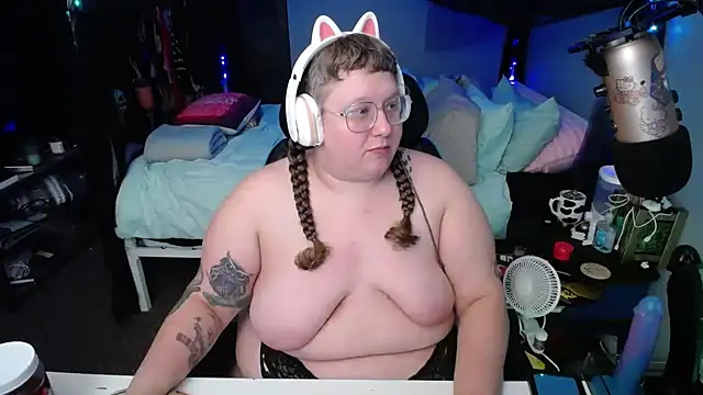 Snapshot of FatVeronica chatting on February 16, 8:32 am FatVeronica online show from February 16, 8:32 am