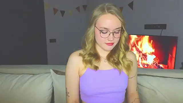 Snapshot of Aurora_Golden1 chatting on December 9, 3:33 pm Aurora Golden1 online show from December 9, 3:33 pm