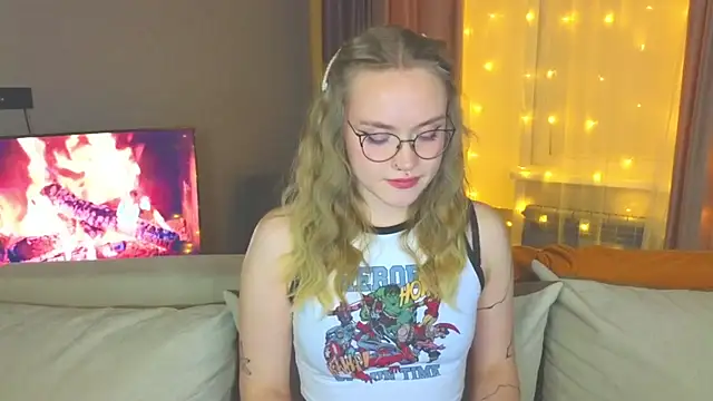 Snapshot of Aurora_Golden1 chatting on December 16, 7:54 pm Aurora Golden1 online show from December 16, 7:54 pm
