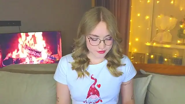 Snapshot of Aurora_Golden1 chatting on December 26, 4:36 pm Aurora Golden1 online show from December 26, 4:36 pm