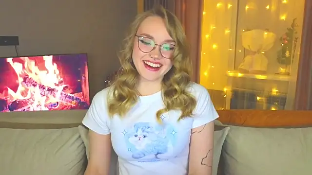 Snapshot of Aurora_Golden1 chatting on December 28, 7:54 pm Aurora Golden1 online show from December 28, 7:54 pm