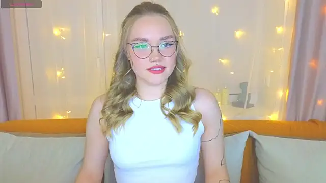 Snapshot of Aurora_Golden1 chatting on February 22, 3:36 pm Aurora Golden1 online show from February 22, 3:36 pm