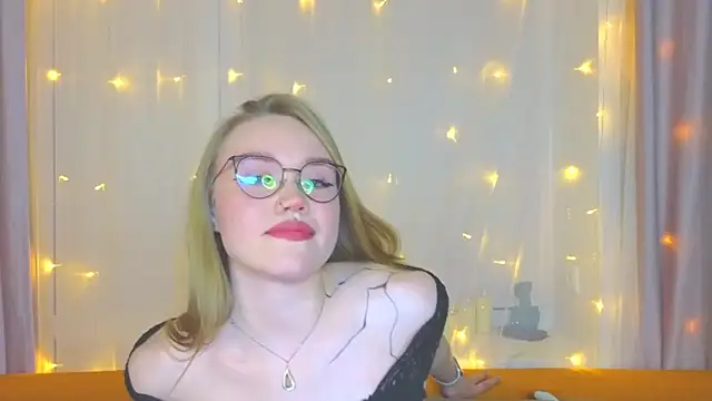 Snapshot of Aurora_Golden1 chatting on March 12, 5:07 pm Aurora Golden1 online show from March 12, 5:07 pm