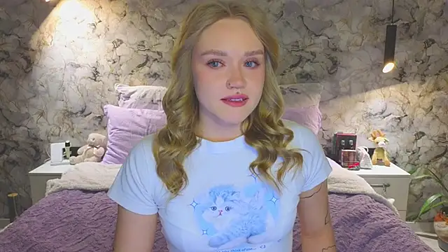 Snapshot of Aurora_Golden1 chatting on October 19, 4:51 pm Aurora Golden1 online show from October 19, 4:51 pm