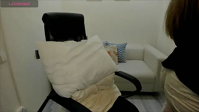 AlisaBacker online show from December 13, 1:12 pm