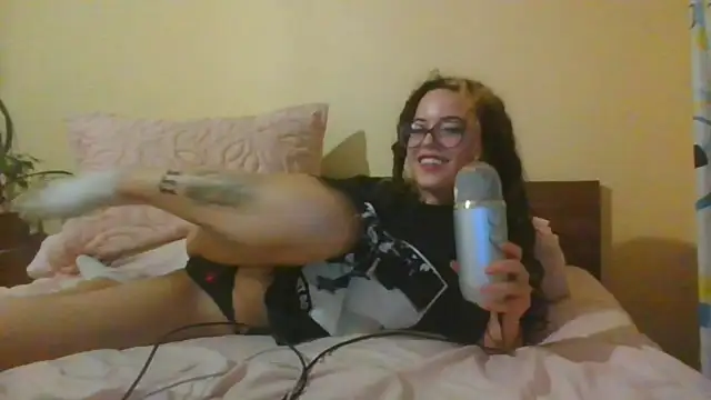 Snapshot of frikigyal chatting on February 4, 2:17 am frikigyal online show from February 4, 2:17 am