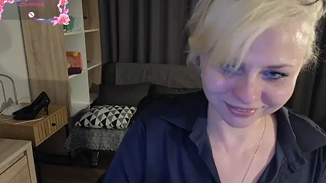 Snapshot of Gray_swann chatting on March 22, 8:48 pm Gray swann online show from March 22, 8:48 pm